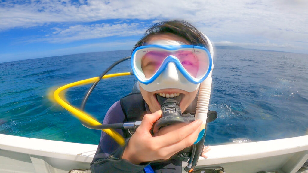 沖縄の海でダイビングを楽しむ様子