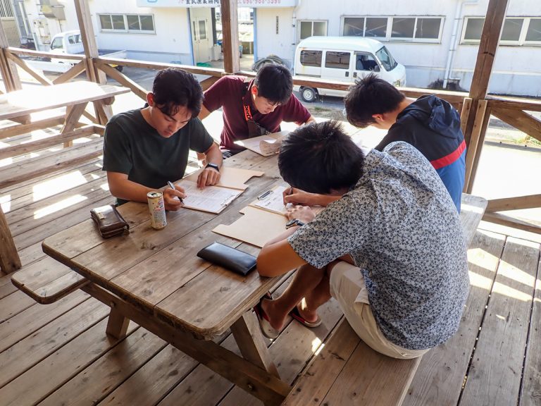 テーブルで学科を学ぶレスキューダイバーコースの参加者